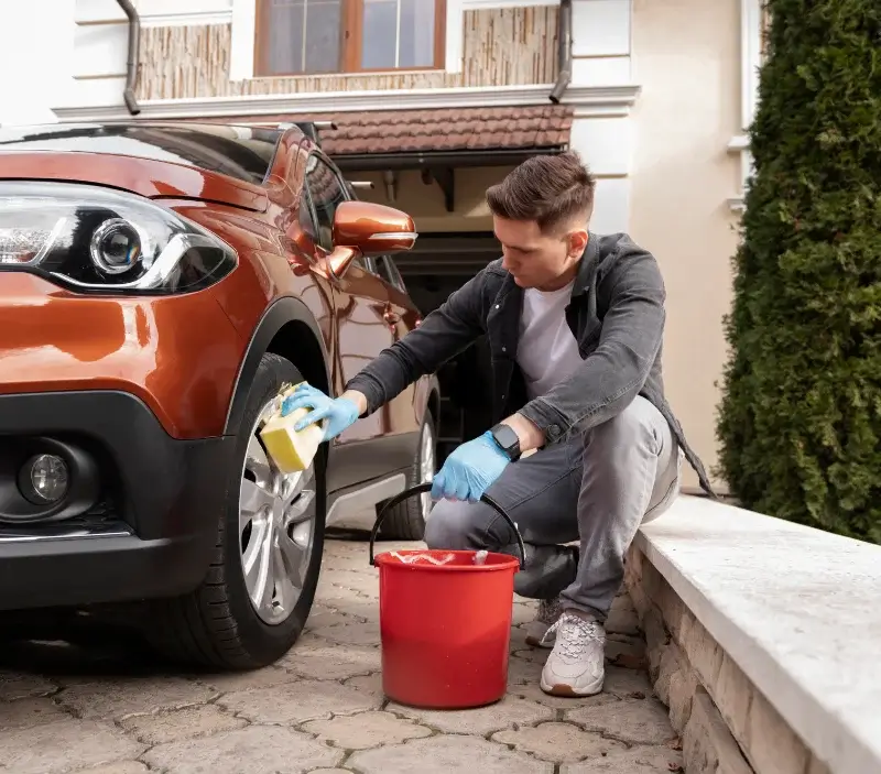 Lavage auto à domicile Velesmes-Essarts : professionnel intervenant sur un véhicule